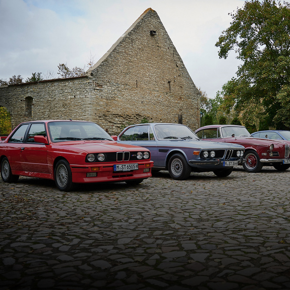 Vier BMW Classic Cars stehen in einer Reihe.