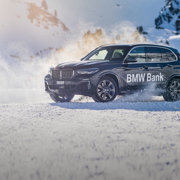 Gebrandetes "BMW Bank" xDrive Fahrzeug im Schnee