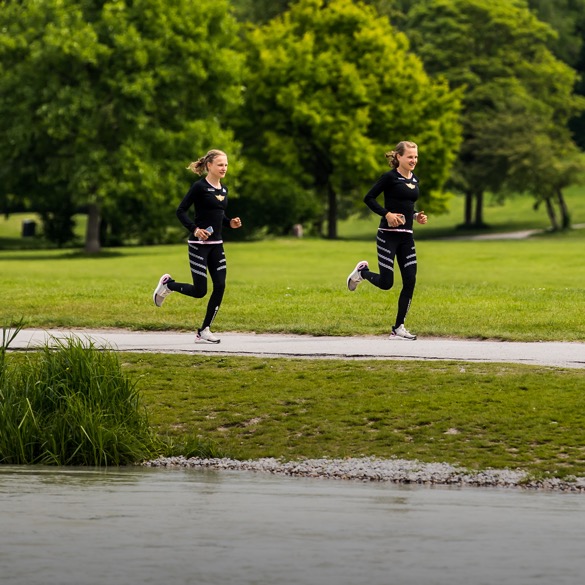 Hahnertwins joggend im Park