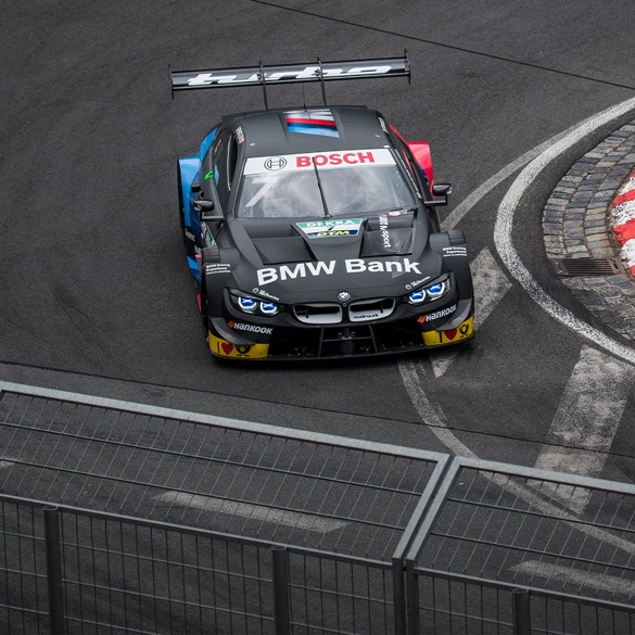 Black Beast in Kurve auf Rennstecke, Blickwinkel von oben.